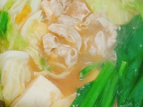 キャベツ　豆腐　豚肉　小松菜の味噌鍋